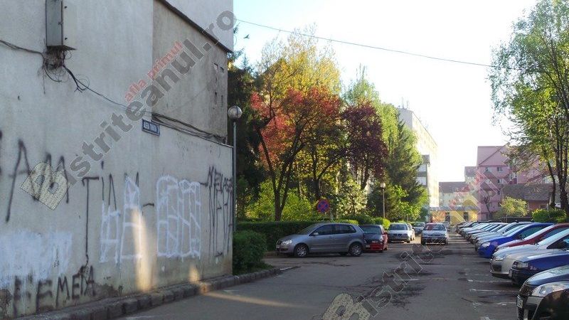 Mesaj siropos despre nevasta vecinului apărut pe un bloc. Ce o fi vrut să spună?