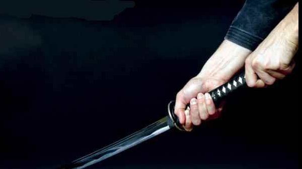 Un taximetrist l-a atacat cu sabia pe un administrator de bloc