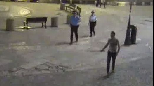 Panică în centrul Capitalei. Un bărbat a intrat înarmat cu o sabie pe strada Lipscani