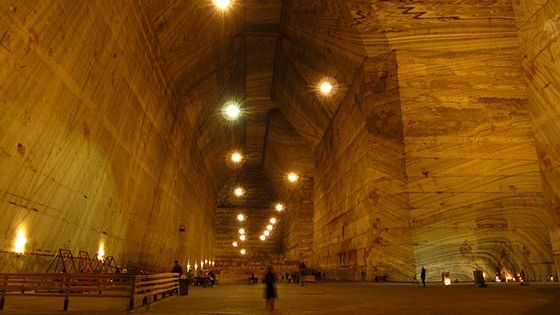 Accident grav în salina din Slănic Prahova. Un microbuz cu turiști s-a răsturnat în tunel