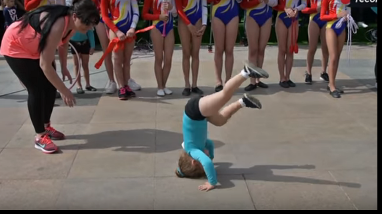 Klaus Iohannis, prima reacție în cazul copilei care a stat în cap pe asfalt, la ”Simfonia Lalelelor”