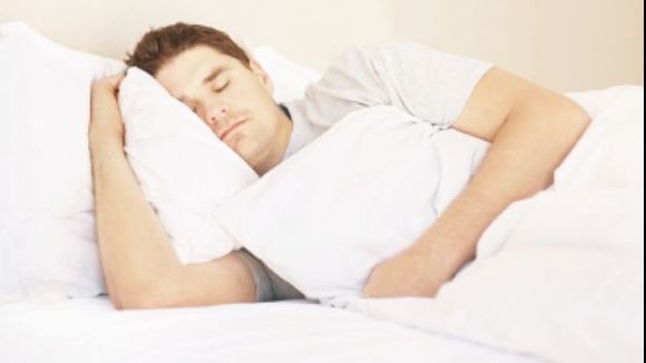 Știai că partea pe care obișnuiești să dormi îți poate influența sănătatea? Află ce se recomandă!