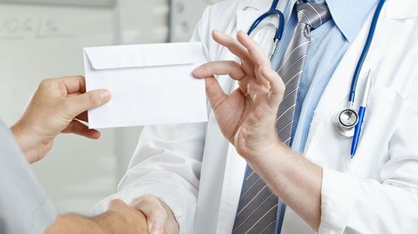 Șpaga din sistemul sanitar românesc nu moare. VIDEO