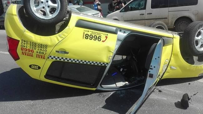 Accident teribil în Bucureşti: Un taxi s-a răsturnat, în Crângaşi. Imagini incredibile