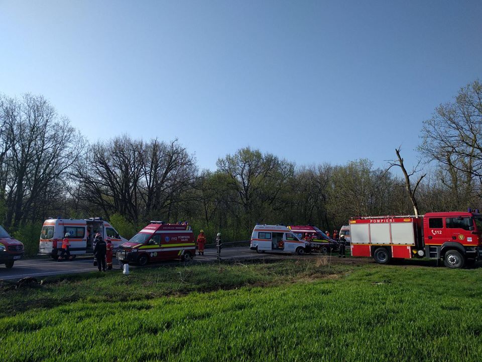 Accident GRAV cu şase victime: Un microbuz s-a ciocnit cu un autobuz