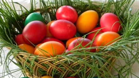 Când se vopsesc, de fapt, ouăle de Paşte. Greşeala pe care gospodinele o fac an de an