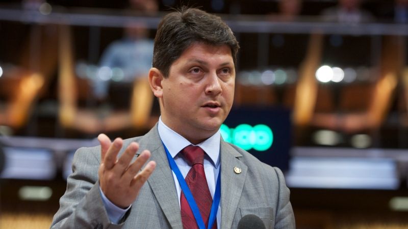 Politicienii şi legalizarea căsătoriilor gay: "N-aş vrea să legalizez un păcat. Scrie în Biblie"