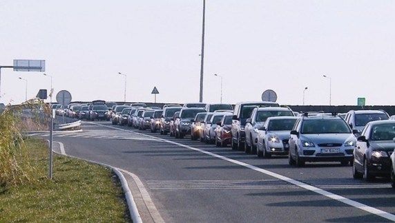 Circulaţie rutieră infernală, marţi seară. Unde se circulă bară la bară