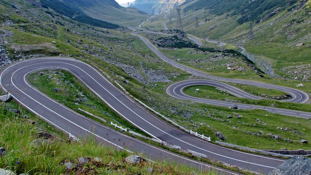 Circulaţia rutieră pe Transfăgărăşan, oprită pe ambele sensuri de mers