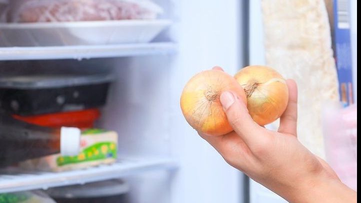 De ce este bine să pui o ceapă în congelator. Trucuri pe care le poți folosi cu succes în bucătărie