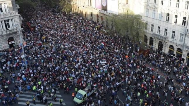 Proteste masive anti-Orban în Ungaria