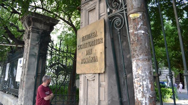 Alegeri la Uniunea Scriitorilor sau de ce se "mușcă" Lungu și Manolescu 