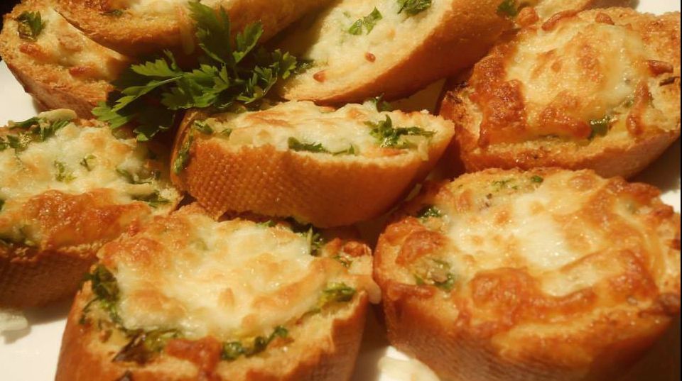 Cum să prepari un delicios unt de... usturoi. Reţeta care va uimi pe toată lumea