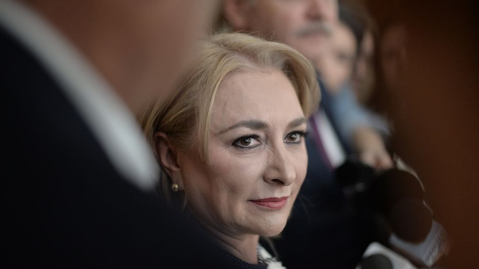 Premierul, "tras de urechi" de școlari: Îi solicităm doamnei prim-ministru să ceară scuze elevilor