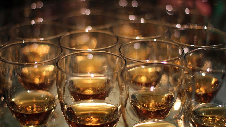 Două greșeli pe care sigur le faci când comanzi și bei whiskey