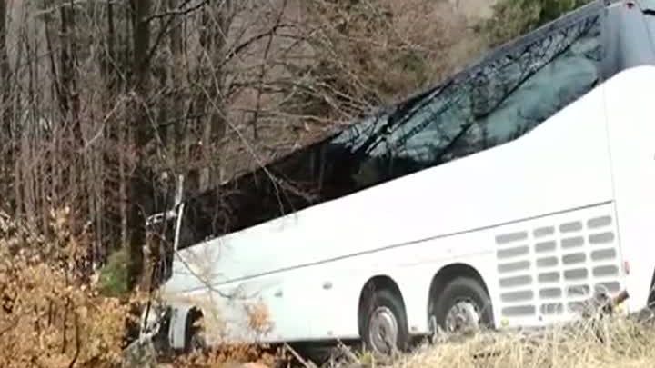 Noi imagini cu autocarul care s-a prăbuşit în râpă la Cheile Grădiştei