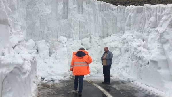Zăpada măsoară 7 metri în această localitate din România!