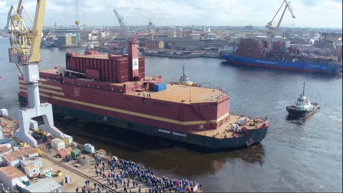 Rusia a lansat prima centrală NUCLEARĂ pe apă din lume