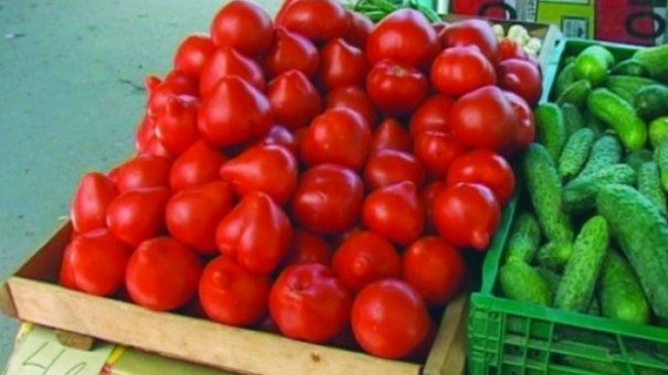 Apar în pieţe roșiile cu ţugui! Ce sunt, de fapt. Mai mănânci?