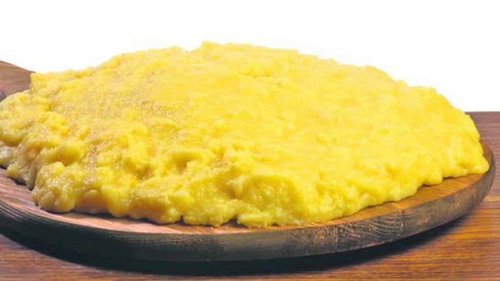 Trucul pe care puţini îl ştiu! Ce să faci cu mălaiul pentru ca mămăliga să iasă fără cocoloaşe