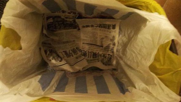 A pus un ziar pe fundul coşului de gunoi - Vei încerca imediat acest truc