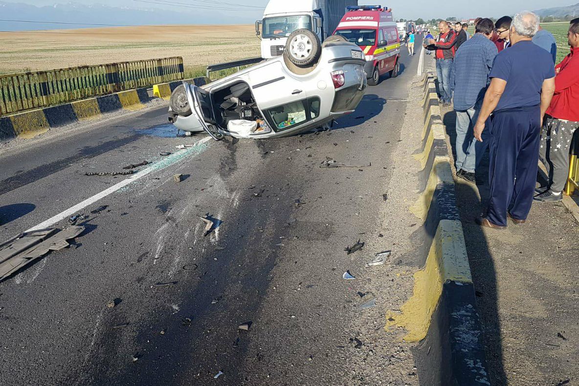 Accident grav pe DN1. Două mașini s-au ciocnit frontal