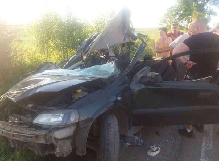 Accident mortal în Suceava. Maşina s-a izbit dintr-un autocar plin cu pasageri într-un TIR 