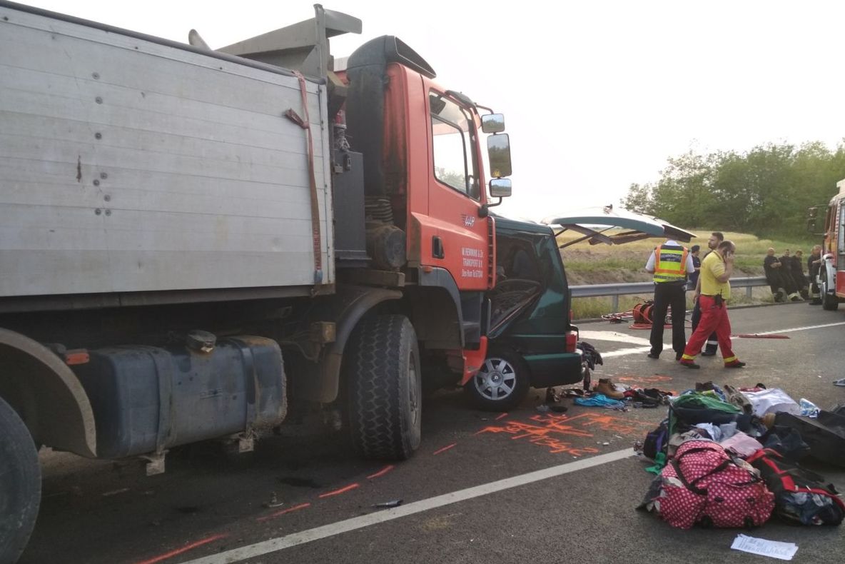 Accident cu români morți în Ungaria. Șoferul era LIVE pe Facebook. VIDEO cu momentul impactului
