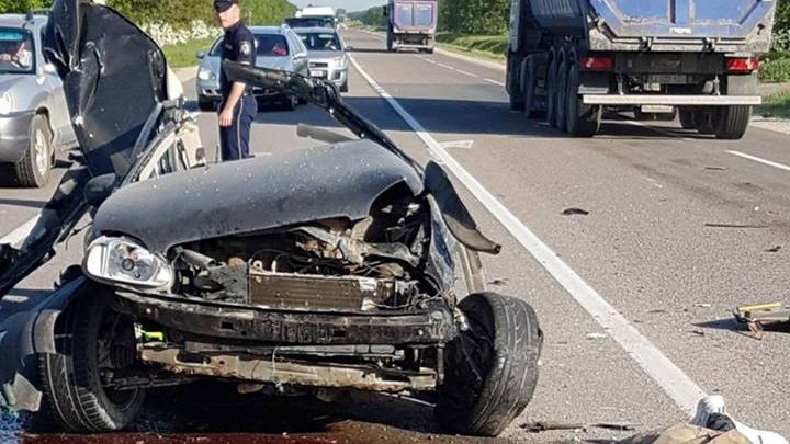 Mașină ruptă în două într-un grav accident. Polițiștii s-au îngrozit când au ajuns la locul faptei