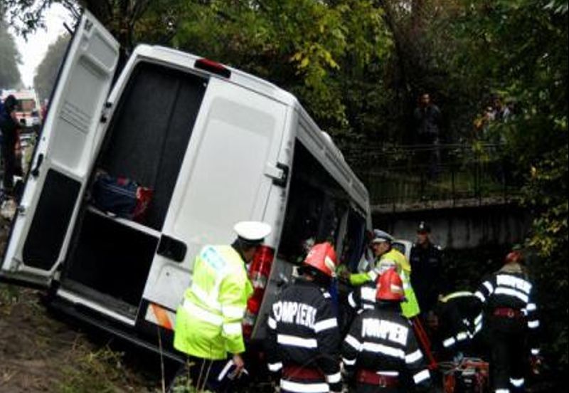 Microbuz plin cu copii, implicat într-un accident rutier