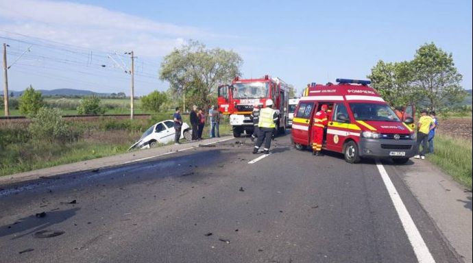 Accident în lanţ, pe DN 17. Un microbuz s-a răsturnat pe câmp