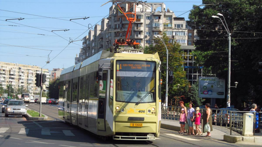 O femeie a fost călcată de tramvai în București