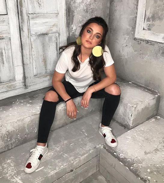 Alexia Eram, fiica Andreei Esca, s-a distrat la mare într-un club de fițe 