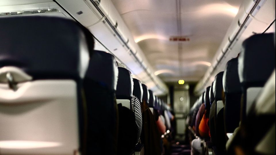 Trei alimente pe care n-ar trebui să le mai consumi în avion