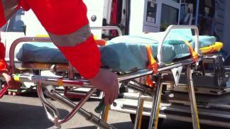 Muncitor român, transportat în cod roșu la spital, după ce a căzut de pe un acoperiș