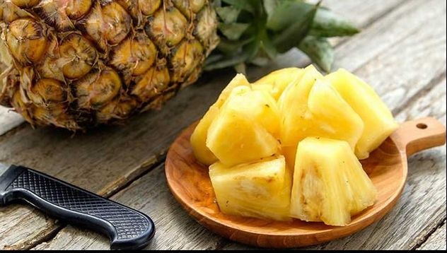 De ce te arde limba după ce mănânci ananas?