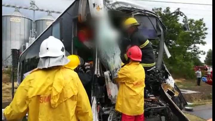 Persoane încarcerate, după ce un autobuz s-a ciocnit cu o autobasculantă