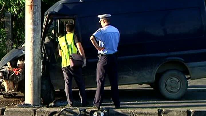 Un echipaj SMURD şi poliţişti, atacaţi cu cuţitul la locul unui accident