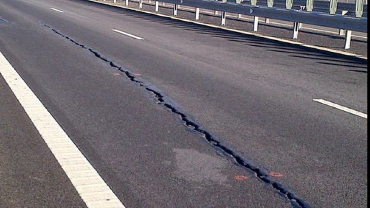 România, ţara meşterului Manole. "Autostrada demolată" se crapă din nou