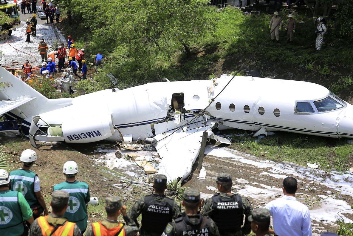 Panică: un avion s-a rupt în două, după ce a ratat aterizarea