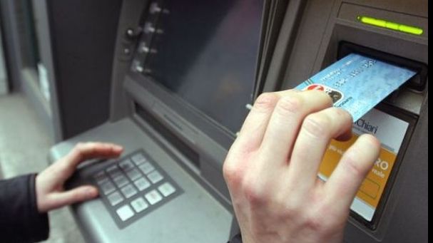 Îţi scoţi tot salariul odată de la bancomat? Avertismenul teribil al poliţiştilor 