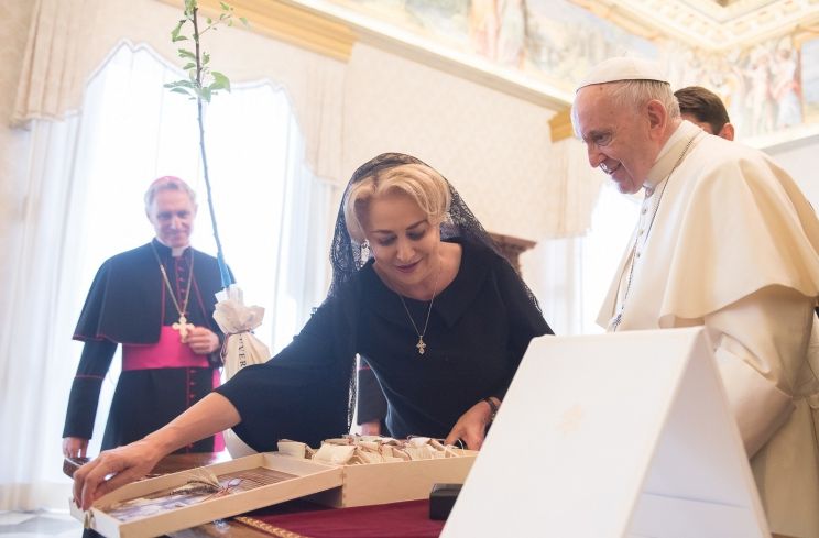 Care a fost reacţia Papei după ce a primit seminţele de ceapă de la Viorica Dăncilă