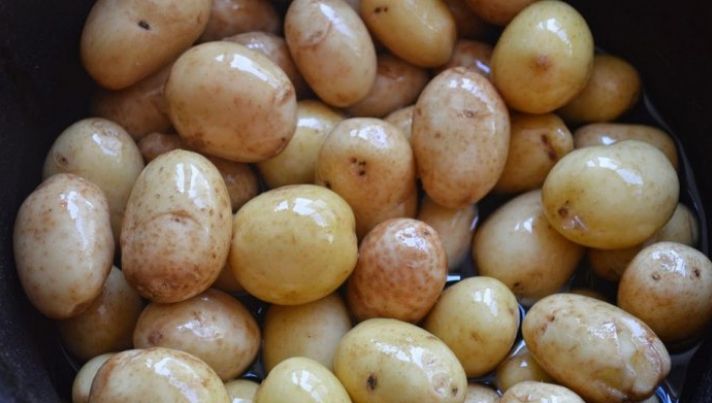Adevărul şocant despre coaja cartofilor noi. Cum se gătesc, de fapt