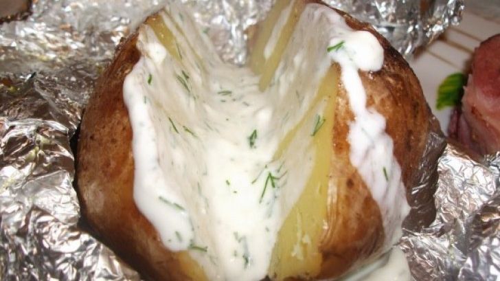 Cum să faci cartofi copţi în folie de aluminiu, ca la restaurant. Ce pun în ei ca să fie delicioşi!