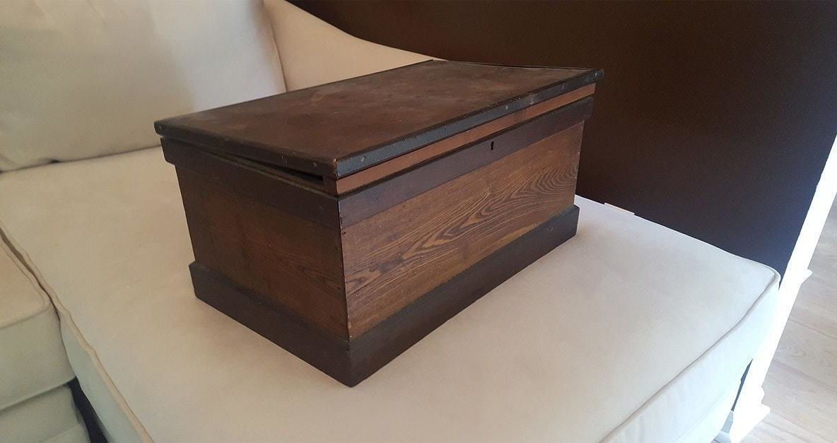 A găsit un cufăr mic într-un dulap antic. L-a deschis, era o avere în el