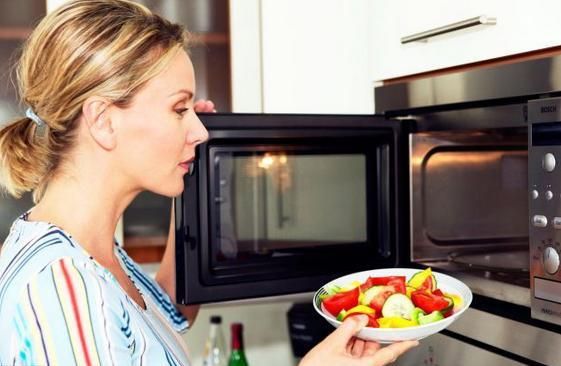 Aceste mâncăruri NU trebuie reîncălzite niciodată. Devin pur și simplu TOXICE