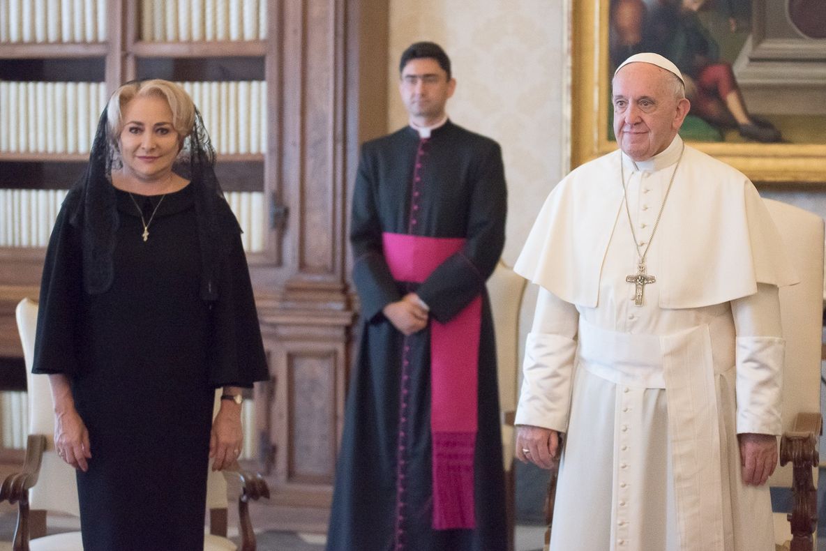 Primele imagini cu Viorica Dăncilă la Vatican. Reacţia Papei Francisc, când a primit cadourile 