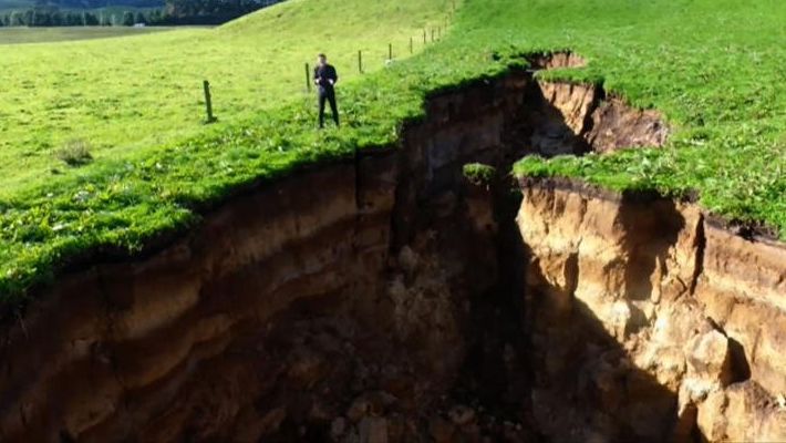 Cea mai mare groapă din toate timpurile, apărută în curtea unui fermier. Înghite un bloc de 6 etaje