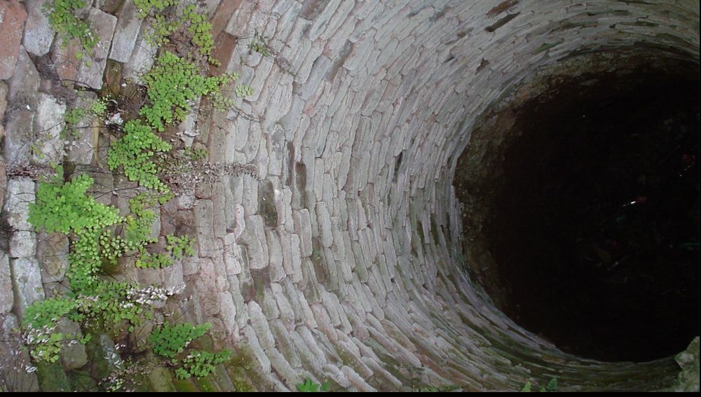 Caz ŞOCANT la Brăila: Un bebeluş de şase zile, găsit mort într-o fântână