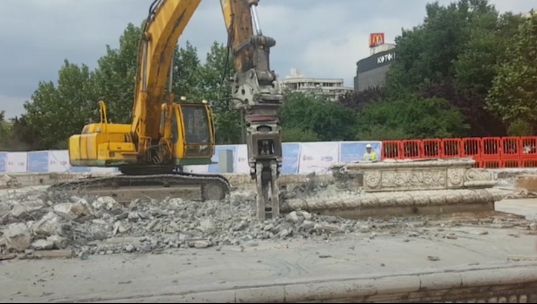 Bucureştenii se scaldă în praf toată vara: cele 17 fântâni din zona Unirii, "intrate la apă"